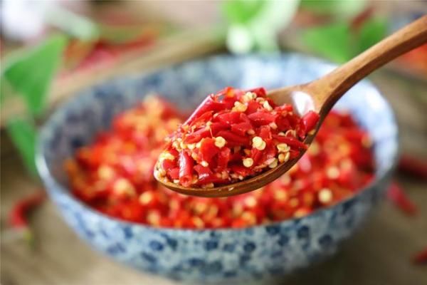  高度白酒|剁辣椒最简单的做法，配方比例告诉你，香辣无添加，放一年都不坏