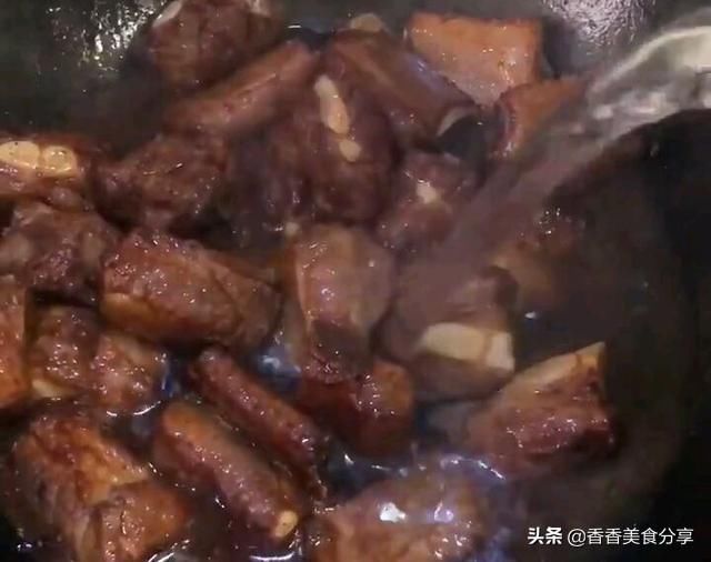  味道|香喷喷的排骨焖饭，做法很简单，味道不简单