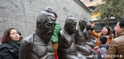 雕像|跪了一辈子的秦桧雕像,竟突然坐起来了!岳飞后人要求将其拆除!