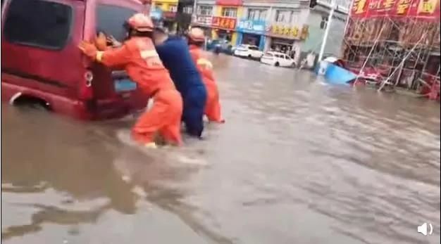 被淹|张北县突降暴雨车辆被淹，消防营救车上孕妇