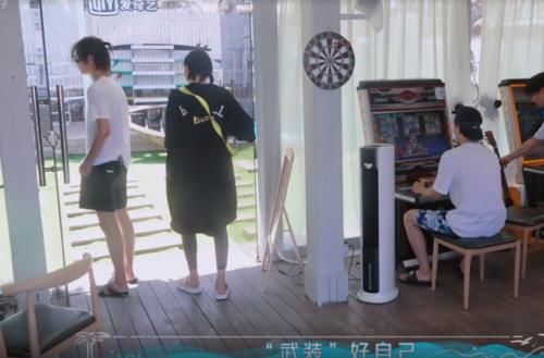  王一博|王一博打游戏机，镜头拍到电脑屏幕的那一刻，95后简直不敢相信