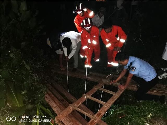  成功|普安男孩不慎坠落20米“天坑”消防员“从天而降”成功救上