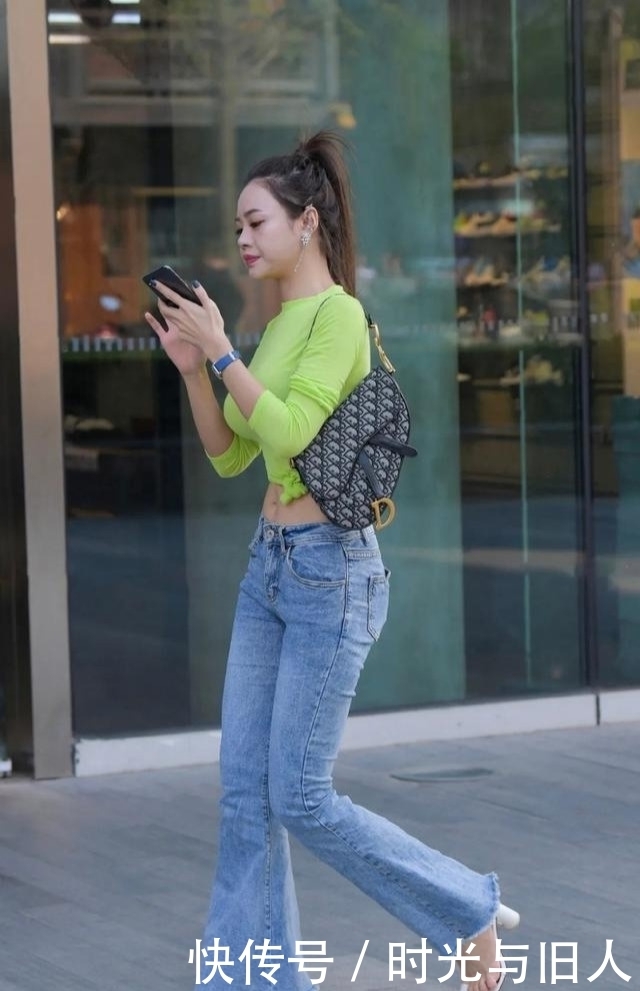 贵妇|贵妇才是时尚标杆,把简单喇叭裤变成潮流单品,大家都忍不住跟风