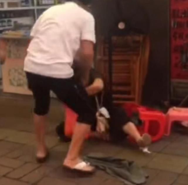 挑衅|女子与男老板5块钱起争执，骂亲人被男子当街掌掴！被打后?依然挑衅