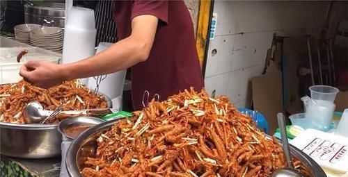 摆摊|90后帅小伙摆摊卖“红火”小吃，1斤30元不讲价，女顾客每天抢着买