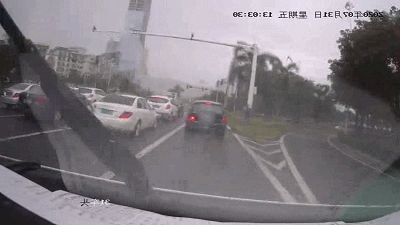  我车|车辆阻挡救护车，急得护士去敲车窗！司机：怪我车隔音太好