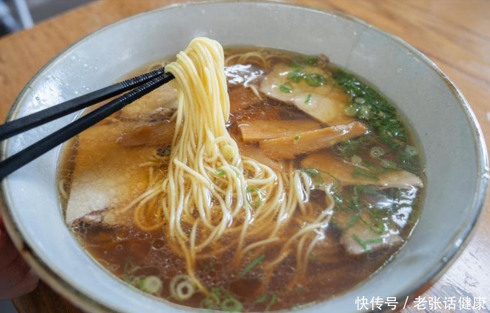 面条常吃会引起骨质疏松吗(面条是骨质疏松的“加速器”？想要骨质稳固，4种食物也要少吃)