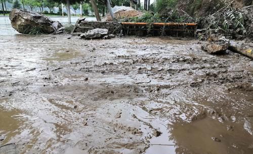  山上|洛南花石浪充电站被山上滑落的泥流和石块损毁，工作人员正在抢修