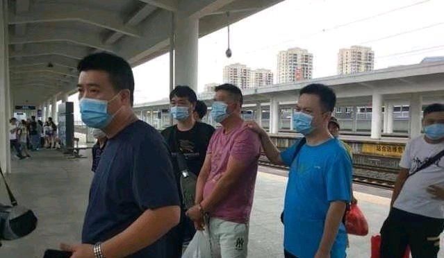  自首|逃亡21年杀人犯被抓，称晚来几年会自首，在等大儿子大学毕业