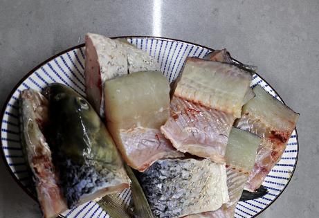 一滴水|我家草鱼从不水煮,这做法不加一滴水,鲜嫩无腥味,家人特爱吃