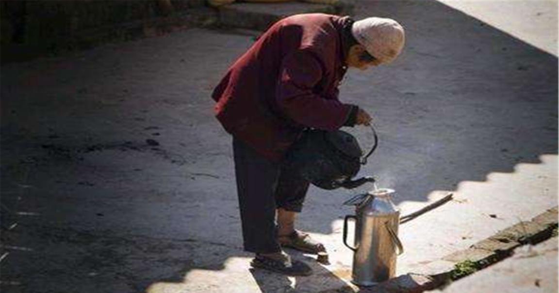 银行|99岁老人天天吃咸菜度日，死后家中发现百万遗产，银行清点3小时