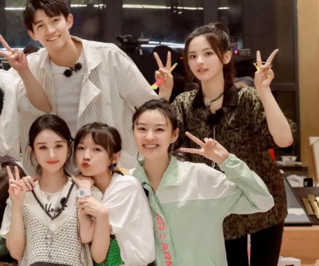  刘宇宁|黄晓明合照玩手机引热议，镜头放大看清手机内容后，瞬间原谅他了