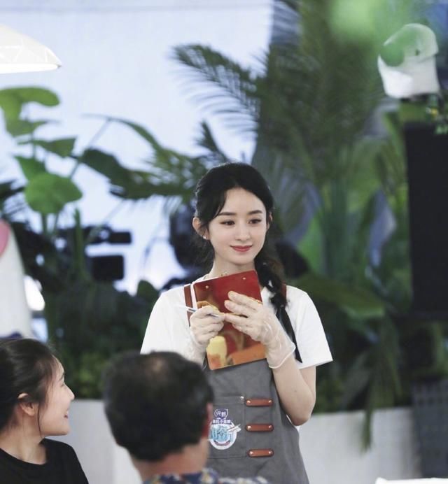  家教|赵丽颖餐桌上“用筷子狂拔菜”引争议，遭网友吐槽：家教不严