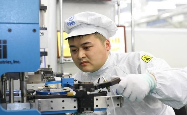  封面|新青年·上封面｜北斗三号卫星星上产品研制者唐仁杰：每天都在和“1毫米”较劲