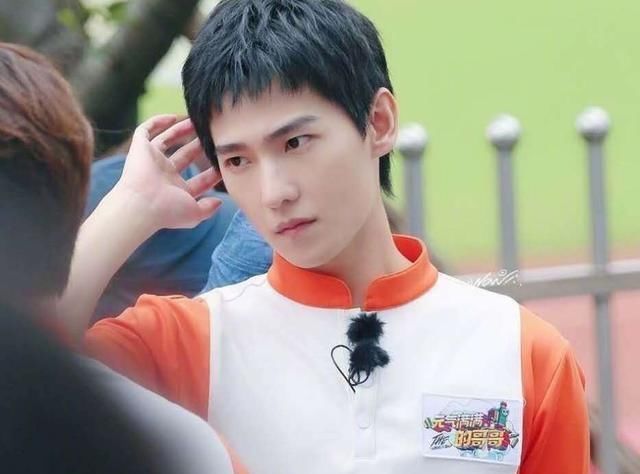  医院|杨洋在新综艺节目中受伤，出现在医院检查，节目游戏设置令人担忧