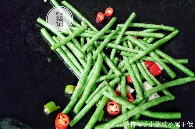 美食|豇豆一炒就又老又柴不要直接下锅了,多加这一步,鲜嫩可口