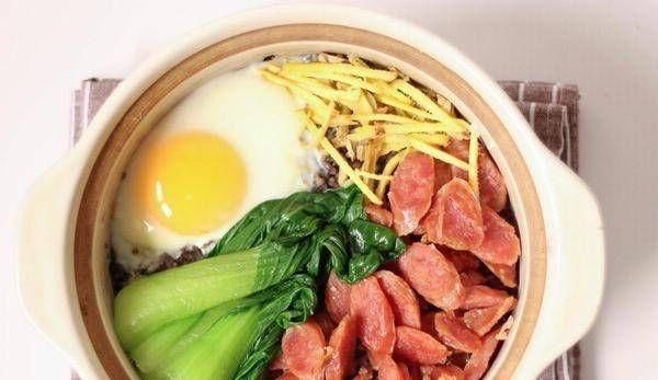  煲仔饭|广式煲仔饭芳香可口，腊肠和鸡蛋完美搭配，营养美味！