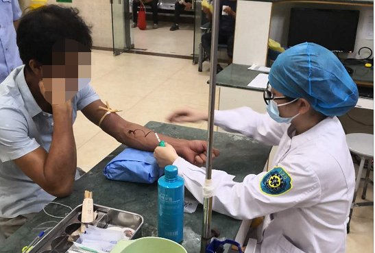  司机|男子赤裸上身开车去南屏被路人举报！警察到场拔下他的车钥匙……