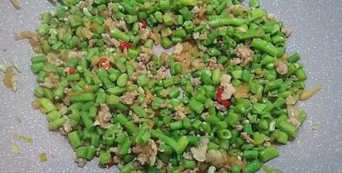  切成|秋季一定要吃的下饭菜，健胃助消化，和肉一炒，孩子多吃一碗饭