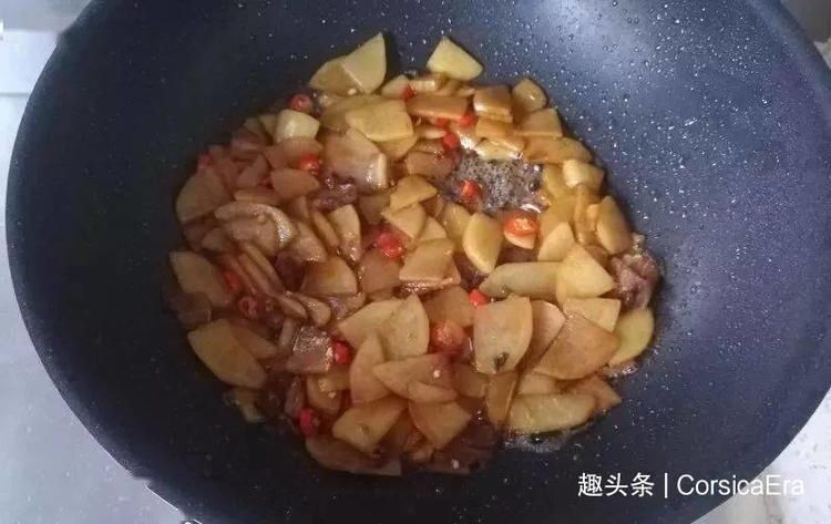 下饭|五花肉炒土豆片,简单的一道菜,香辣开胃又下饭!