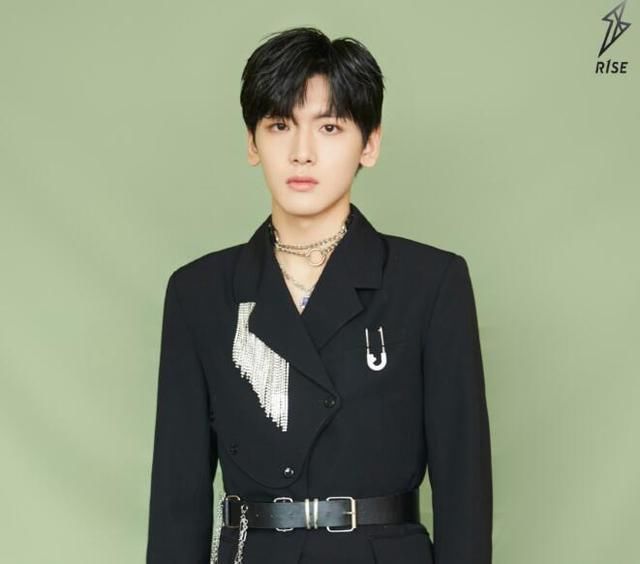  总决赛|快本主持迎来决赛，R1SE入围两员大将，大合影站位暗藏玄机？