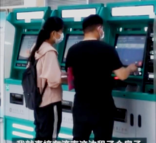  照顾|感动！他虽没读完高中，却放下工作跨城照顾患病高中老师