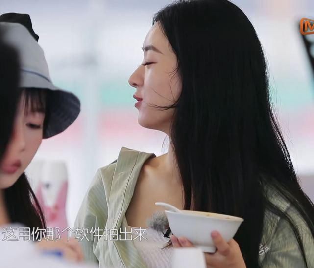 吃相|赵丽颖又不顾吃相了?大口吃肉加面条配可乐,几块钱的零食太抢镜