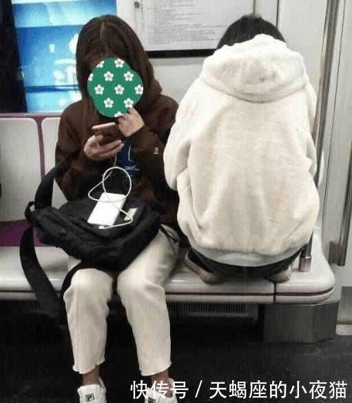 女孩|女孩坐车姿势极其怪异，众人以为在大便，真实情况让人傻了眼