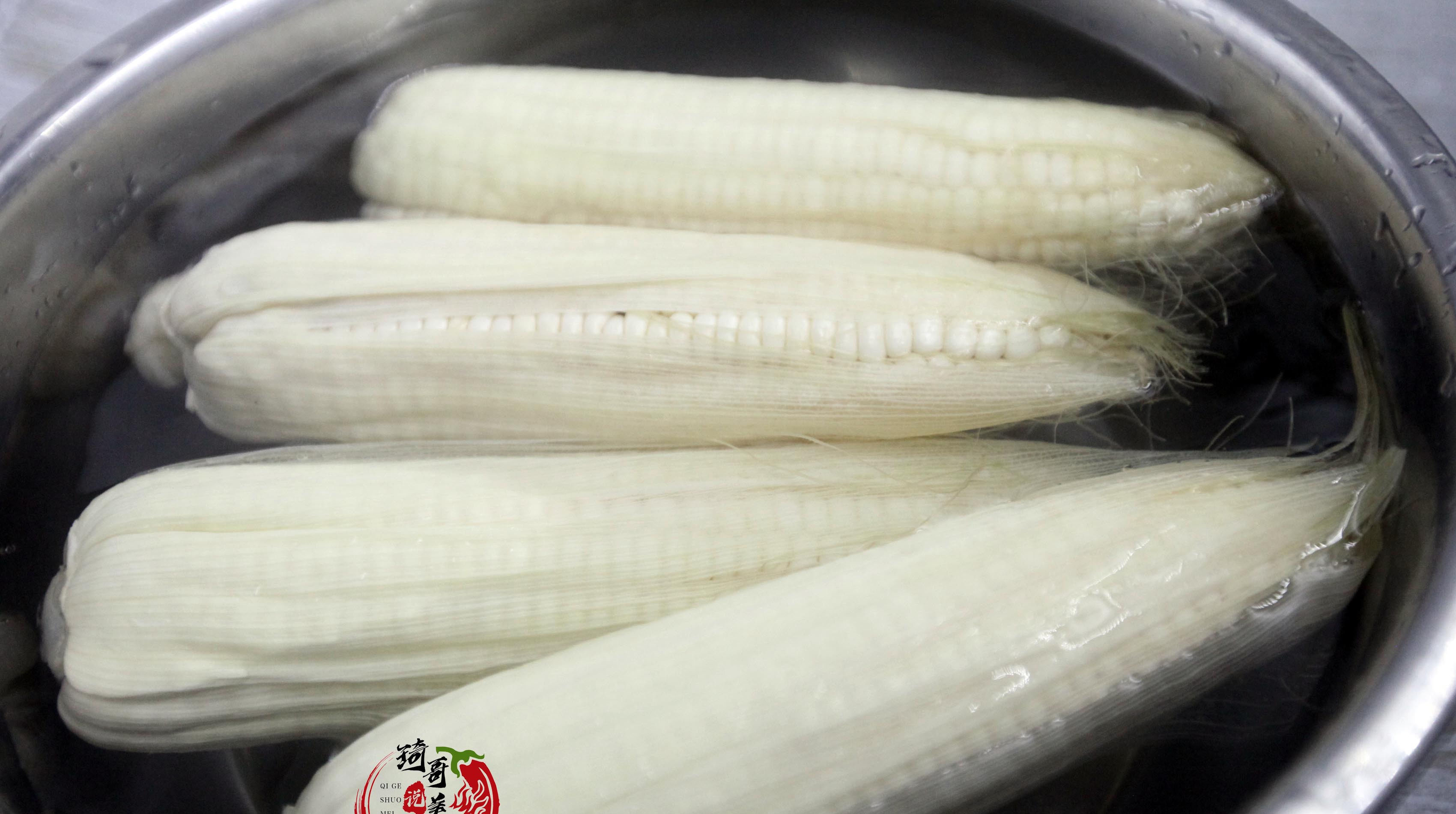  软嫩|煮玉米时，忌讳清水下锅，多加这2样，熟得快，香甜软嫩更营养