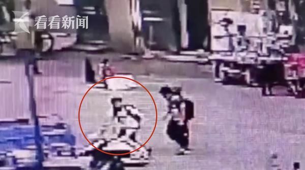 孩子|小学生扶摔倒老人反被讹？警方最新通报来了