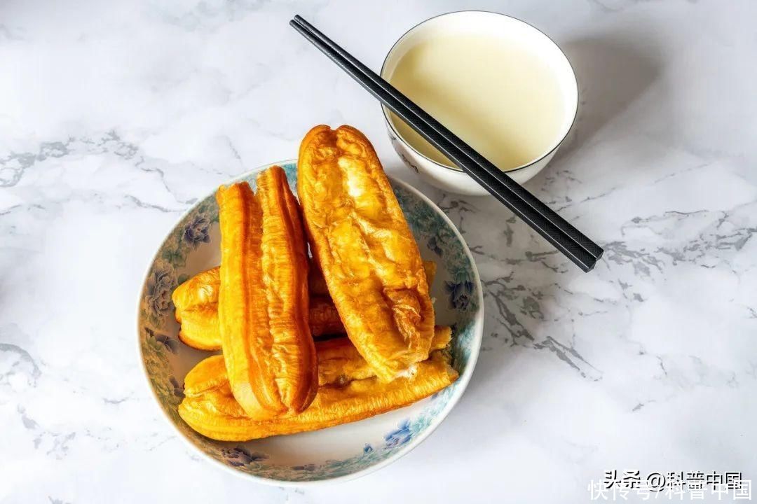 豆浆油条怎么就不能吃了(豆浆油条不是合格早餐，健康早饭到底该怎么吃？)