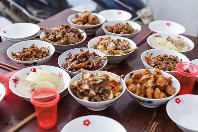  朴实|亲戚来陪二伯过生日，二伯母做了9个菜招待，网友：朴实的农家菜