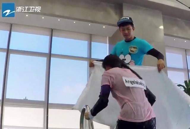  主动|跑男史上“最得宠”女嘉宾，被邓超主动牵手，baby都只能靠边站