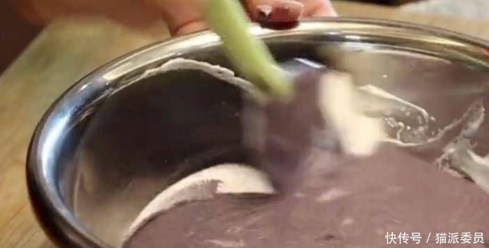 不用|一碗黑米，做一个又甜又软的黑米蛋糕，不用烤箱，不用发酵，非常简单