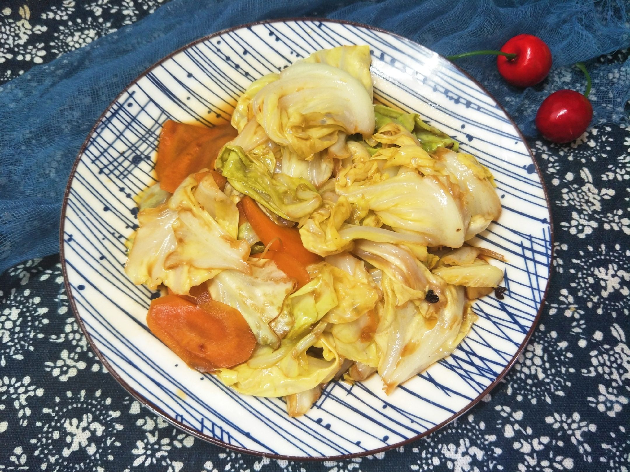  胡萝卜|炒包菜时，多加1样配菜，味道更好营养高，孩子老人都爱吃