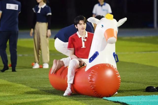 周末|《奔跑吧》蝉联周末档收视冠军,热血接力彰显奔跑精神