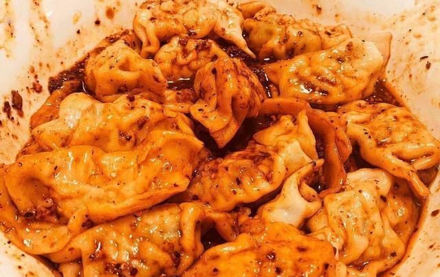 咸蛋黄|美味不用等,香肠、蛋黄酥、半芝士布丁烧、抄手、草莓芝士蛋糕