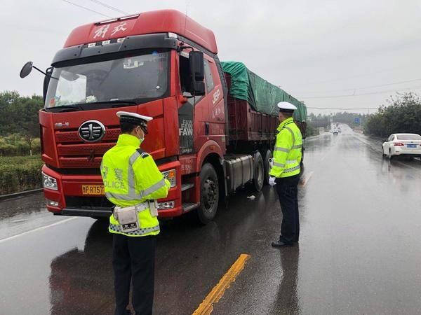 双节|新密交警双节期间全力为群众出行安全保驾护航