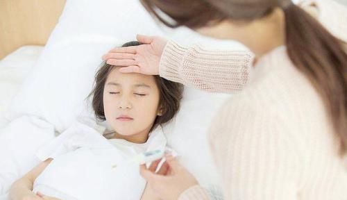  出生|宝宝出生后笑得可爱，医生反手扇两个耳光，宝妈得知原因连忙道谢