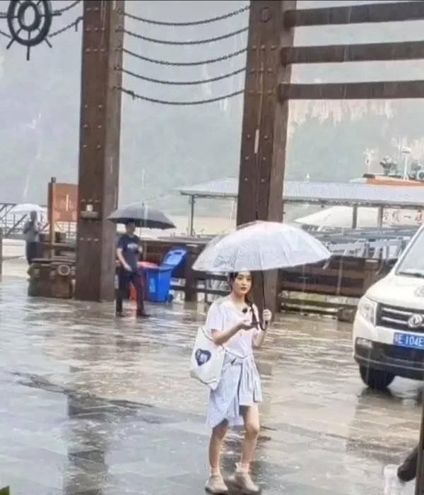  路透|赵丽颖《中餐厅》路透，同框小12岁李浩菲，状态差距很明显