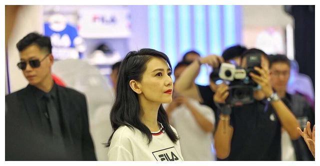  大妈|高圆圆现身商场代言, 穿素色衣服似大妈, 皱纹横生太真实!