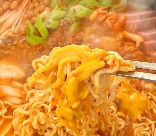  在家|今天就来还原韩剧里最正宗的做法，只需4步在家做，最后的汤底还可以用来炒饭真的太香了，好吃又开胃