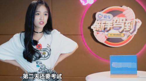  担心|吴宣仪雨天学车突然摔倒，她却担心右腿伤势，原因让观众怒赞