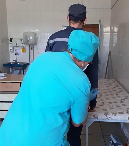 哈萨克斯坦|为抓侵犯女孩的嫌疑犯,警察从13楼跳下:当时只想抓犯人没多想