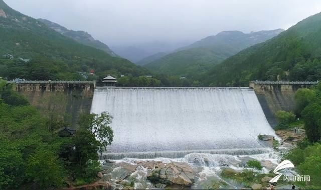  美景|航拍 | 雨后泰山黑龙潭再现飞流瀑布美景 奔泻而下蔚为壮观