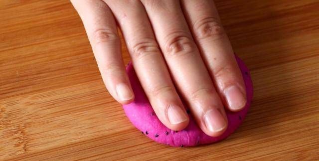  油腻|不要在火龙果直接吃是面粉做的，又甜又软不油腻