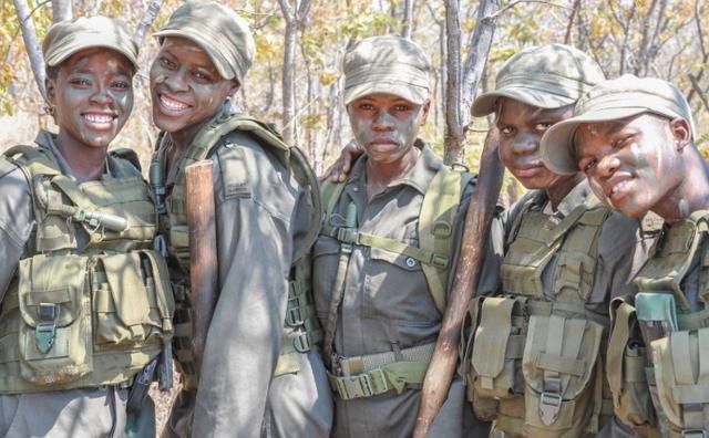盗猎|经历过性侵和家暴，如今她们扛起枪，成为非洲最勇敢的女团！