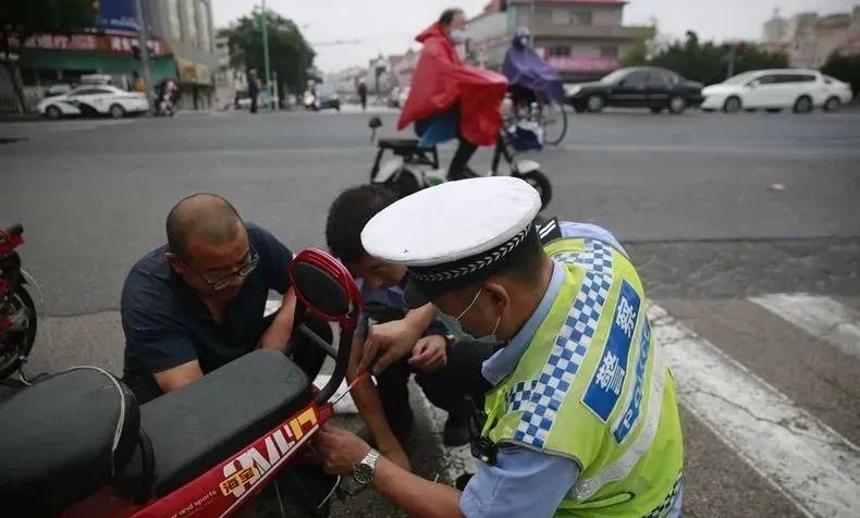  电动|一致好评丨招远交警冒雨走上街头帮电动自行车上牌!