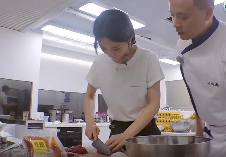  难怪|本以为赵丽颖不会做饭，看到她切牛肉的刀工，难怪非要结了婚再来