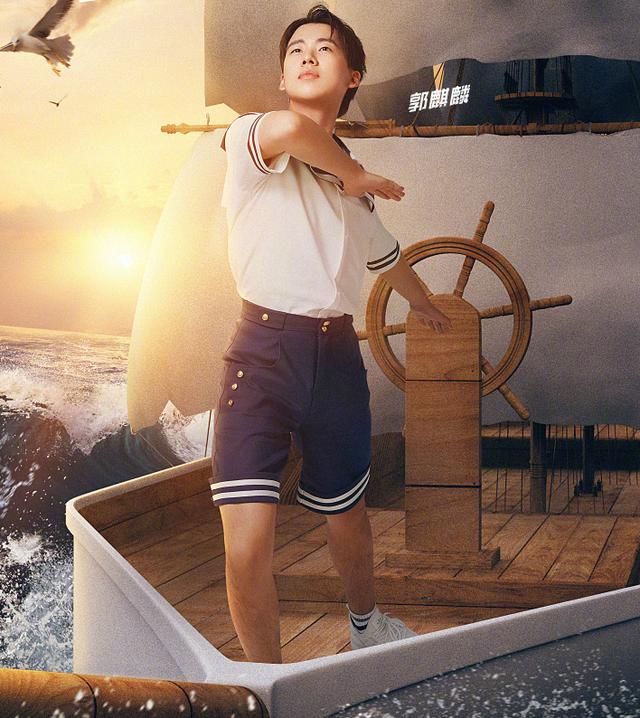  麒麟|跑男水手服海报，蔡徐坤帅气郭麒麟可爱，我却被两位元气少女吸引